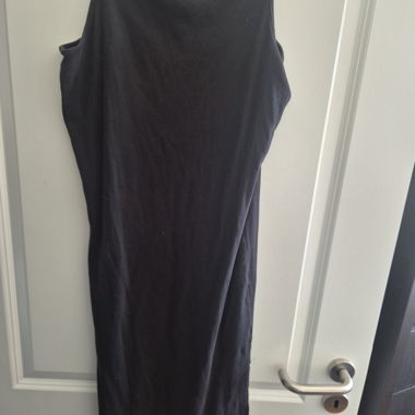 Schwarzes Kleid mit Beinschlitz