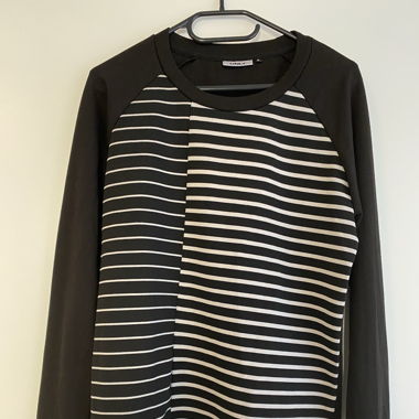 Schwarz-gestreifter Pullover