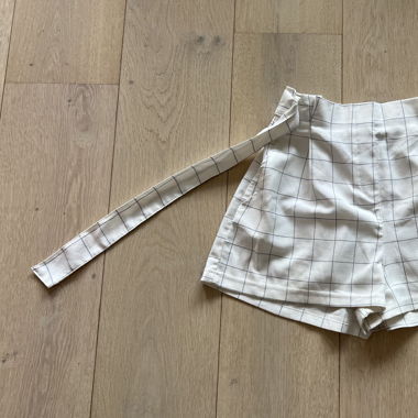 Kurze Stoffhose