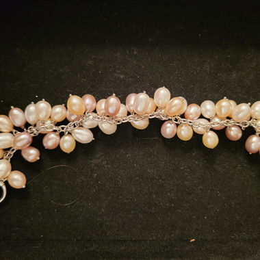 Bracciale di perle con catena color argento