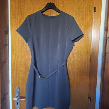 Graues Kleid mit Gürtel