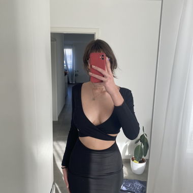 Robe noire à découpes
