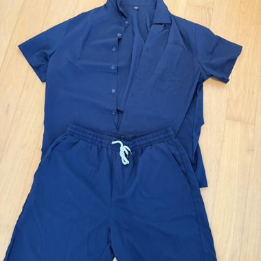 Blaues Hemd- und Shorts-Set