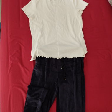 Weisses Top mit Rüschenkragen und Samthose