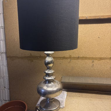 Tischlampe mit schwarzem Schirm