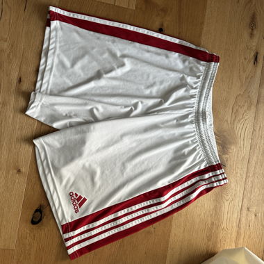 Weisse adidas Sportshorts mit roten Streifen