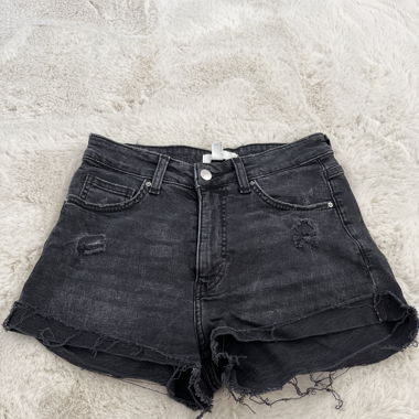 Schwarze Hotpants für den Sommer