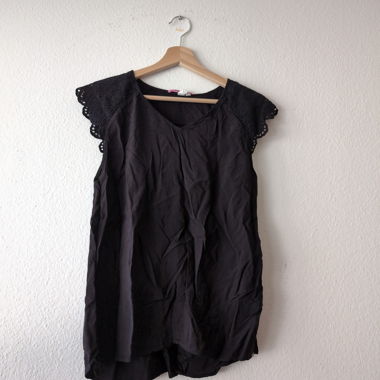 Blusa nera con maniche in pizzo