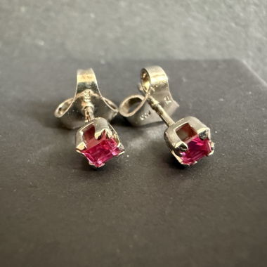 Orecchini a bottone in argento con rubini 800