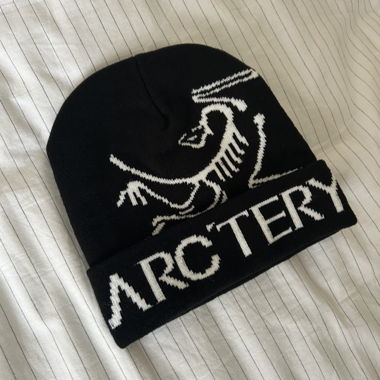 Arc’teryx black logo beanie