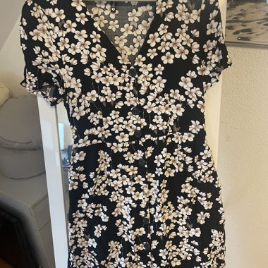 Robe noire à fleurs