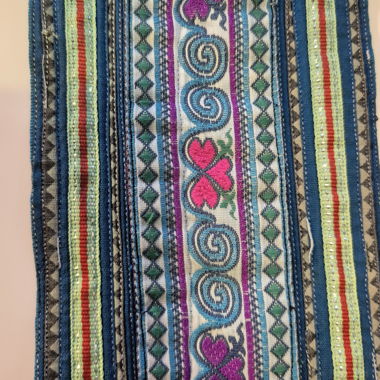 Ceinture de tissu brodée