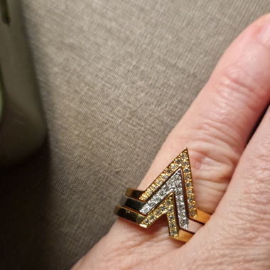 Anello impilabile dorato a chevron misura 52