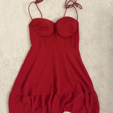Mini abito rosso con spalline sottili