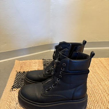 Stiefel mit Reisverschluss
