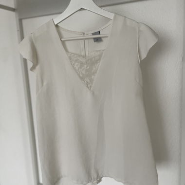 Blusa in chiffon bianco con inserto in pizzo