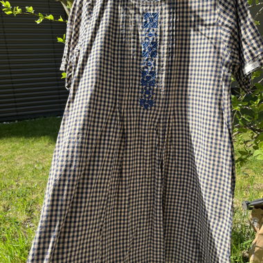 Karierte Bluse mit Stickerei