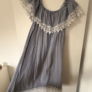 Gestreiftes Spitzen-Kleid aus Italien