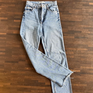 Jeans Zara con orlo sfrangiato