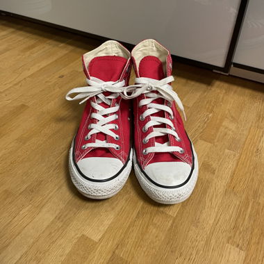 RED CONVERSE CHUCKS SHOES