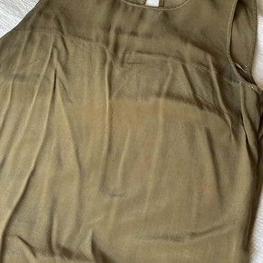 Haut sans manches en soie olive