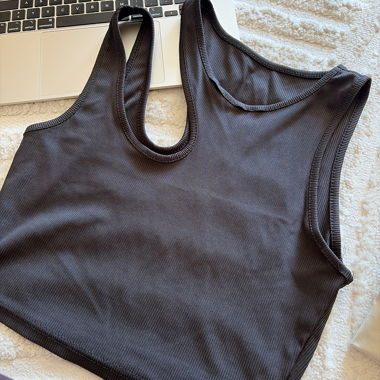 Schwarzes ärmelloses Crop-Top aus Rippstrick