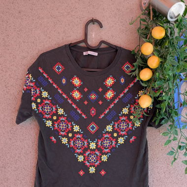T-shirt nera ricamata floreale