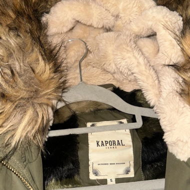 Parka lungo kaki con cappuccio e finitura in pelliccia sintetica