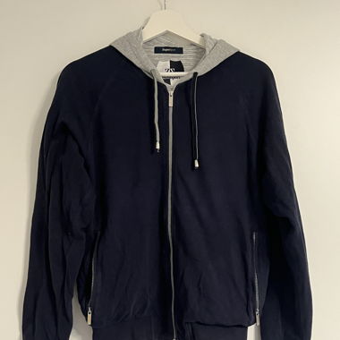 Blauer Pullover mit Kapuze 