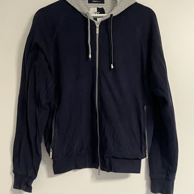 Blauer Pullover mit Kapuze 