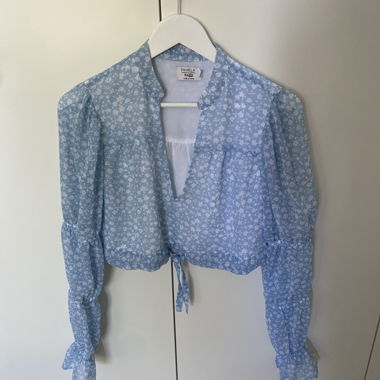 Blusa blu con fiocco