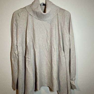Beiger, weiter, langärmliger Pullover