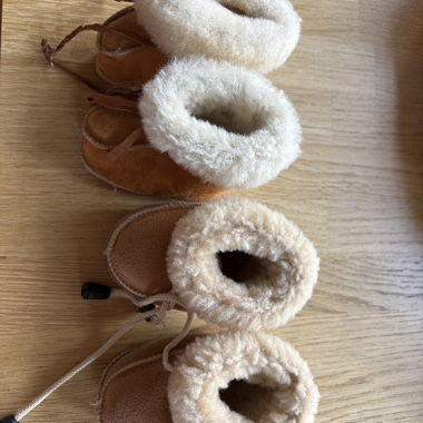 Mit Futter aus Fell gefütterte Babyschuhe