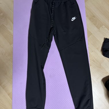 Nike Sportswear Joggers – Size M
