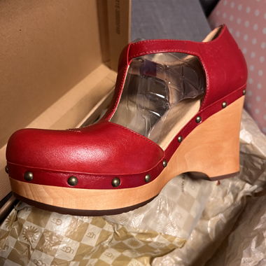 Rote UGG Christine Clogs