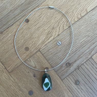 Collana con pendente in vetro verde