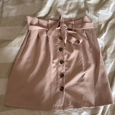 Jupe rose satinée à boutons