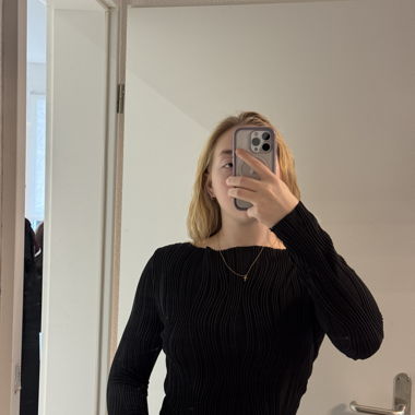 Schwarzer Pullover