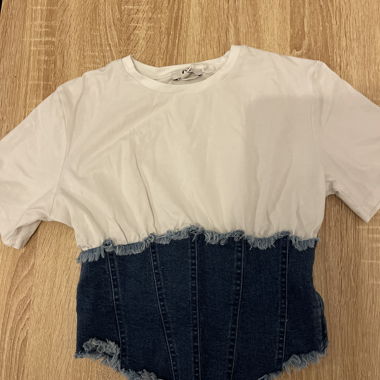 Weisses T-Shirt mit Jeans-Korset