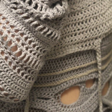 Abito in rete da designer all’uncinetto