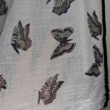 Leichter Frühlings/Sommerschal mit Schmetterling