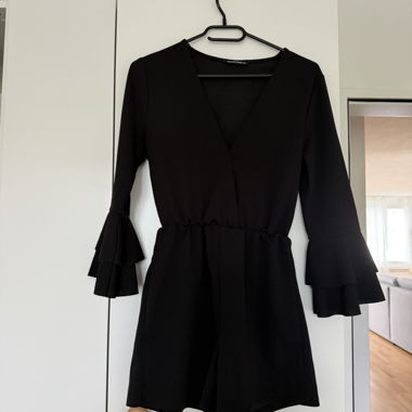 Schwarzer Jumpsuit mit Volants
