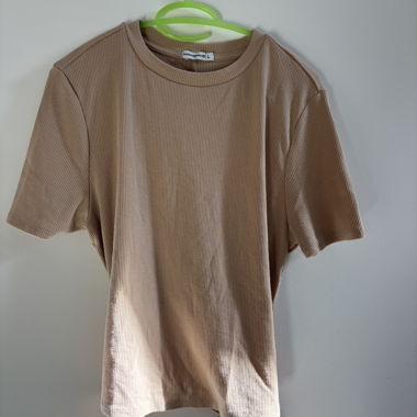 T-shirt with half-open back and knot