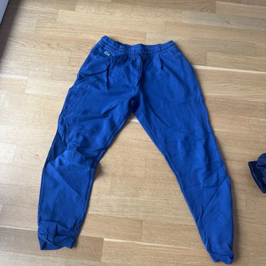 Blaue Jogginghose mit Bündchen