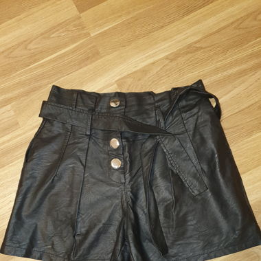 Short en similicuir noir, taille haute tendance!