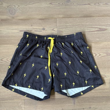 Maillot de bain noir avec éclair jaune