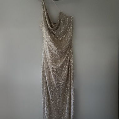 Sparkling evening dress with side slit