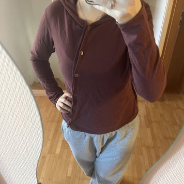 Felpa con cappuccio bordeaux con bottoni