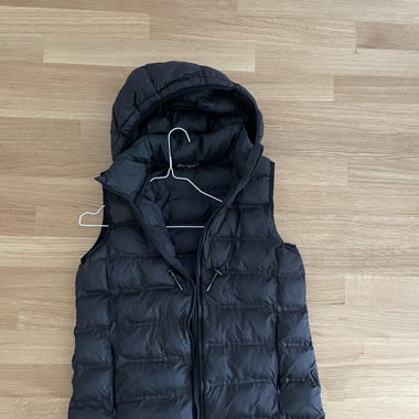 Gilet noir à capuche
