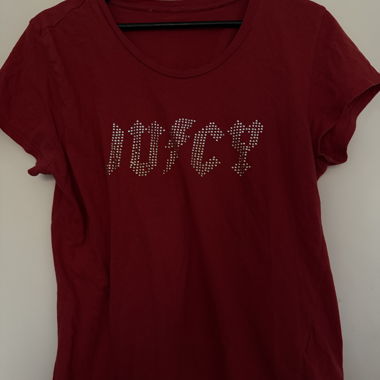 T-shirt rosso con lettering borchiato